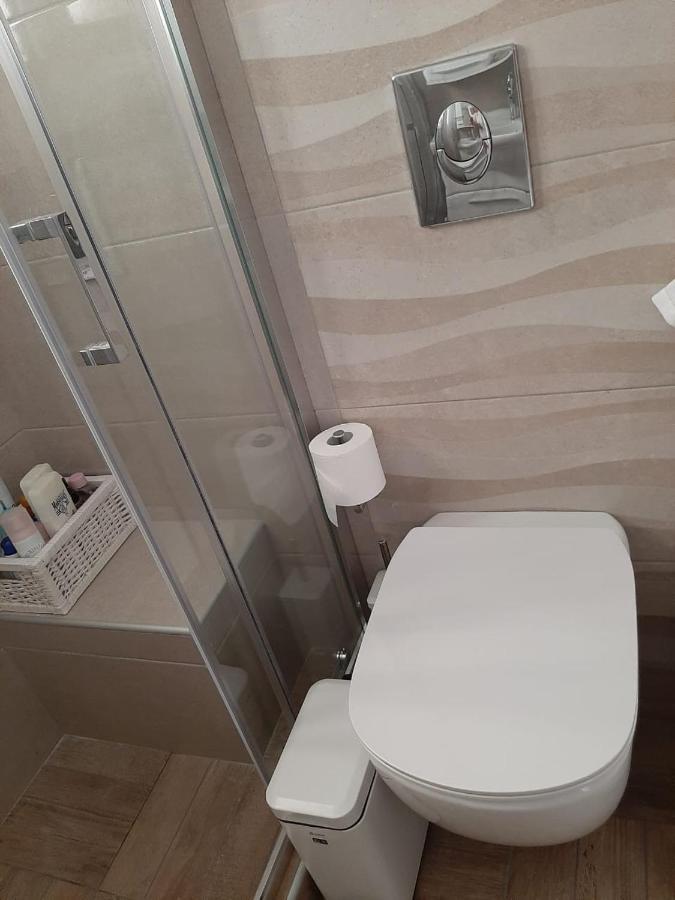 Kerry'S Cosy Apartment Vári エクステリア 写真