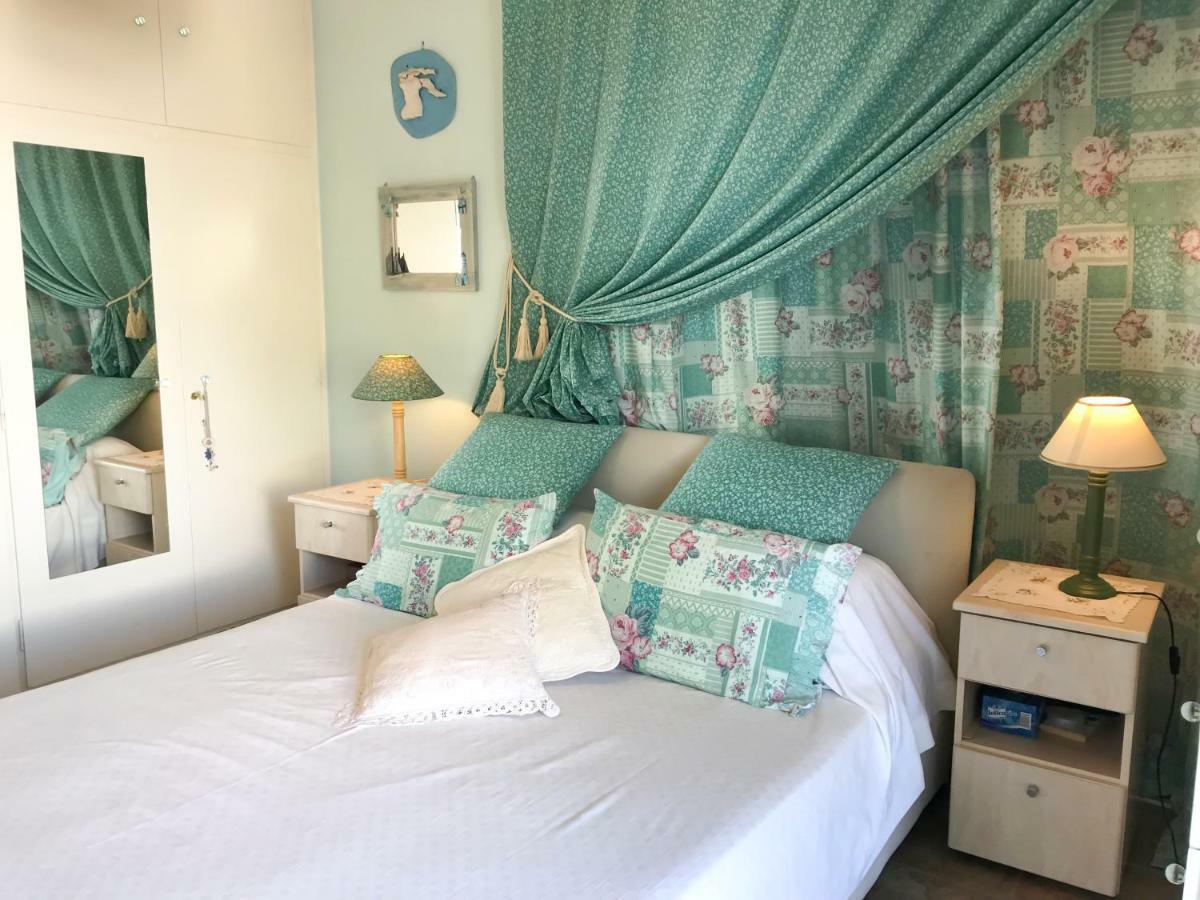 Kerry'S Cosy Apartment Vári エクステリア 写真