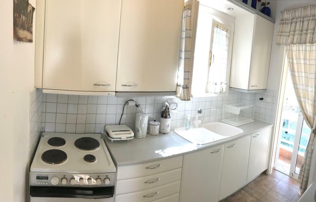 Kerry'S Cosy Apartment Vári エクステリア 写真